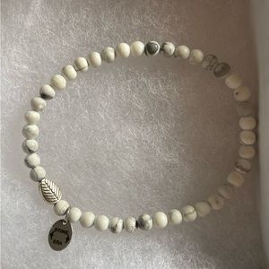 Stone Era NWOT white turquoise with leaf detail bracelet